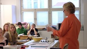 Karola Backman kan vara tvungen att ha fler teorilektioner i hushåll om budgeten ska hålla.