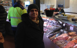 Utseendet betyder mycket visavi rökt fisk, säger Christina Lehtonen. Christina Lehtonen köper ofta fisk från hallen.