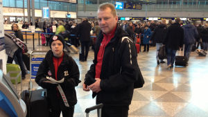 Det här blir ju bara värre, säger Idmans då de ser hur köerna bara växer. Alex och Johan Idman ska till Holland för att spela fotboll.