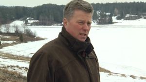 Matti Kipinoinen Potatisodlare Matti Kipinoinen i Tenala ser ut över de snöiga fälten.