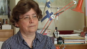 Släktskapet är ingen åsiktsfråga, säger Márta Csepregi som är chef för den finsk-ugriska institutionen i Budapest. Márta Csepregi är frustrerad över de alterbativa teorierna.