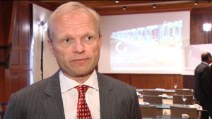 Konecranes VD Pekka Lundmark säger att bolaget inte planerar att lägga ned fabriker eller tillverkningsenheter i Finland.