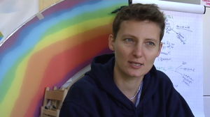 Enligt Polina är atmosfären skrämmande Polina jobbar vid en av S:t Petersburgs gay-organisationer