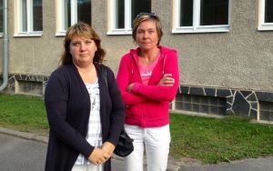 Föräldrarna Carina Enberg och Ann-Cathrine Winberg är oroade över barnens skolresor om Västerbyeleverna flyttas till Österby. Carina Enberg och Ann-Cathrine Winberg