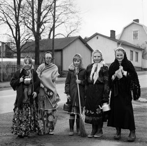 Känner du igen någon av påskhäxorna? Påskhäxor i Vasa 1983. Känner du någon av flickorna på fotot?