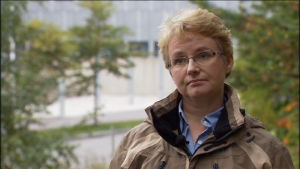 Pia Vennerström vid Evira är expert på fisksjukdomar. Pia Vennerström vid Evira säger att det finns fiskodlare som inte vaccinerar fisken.
