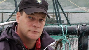 Wilhelm Liljeqvist odlar fisk i Kasnäs. Wilhelm Liljeqvist vid sin fiskodling i Kasnäs.