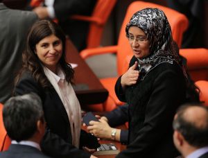 Gulay Samanci från AKP bär huvudduk i det turkiska parlamentet. Tidigare var den förbjuden. Gulay Samanci AKP, huvudduk i turkiska parlamentet