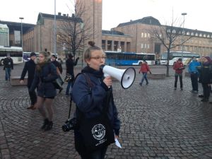 Sonja Vartiala från Rajalla-tiimi ordnade demonstrationen mot Finlands klimatpolitik. Sonja Vartiala