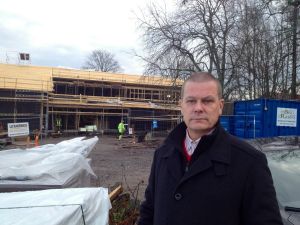 Jörgen Henriksson leder Hangö elektriska som bland annat jobbar med ett av de större byggen i regionen just nu, Mikaelskolans tillbyggnad i Västerby. Bolaget trodde att ramavtalet med Raseborgs stad också skulle sysselsätta dem. Jörgen Henriksson är vd för Hangö elektriska Ab. I bakgrunden nybygget vid Mikaelskolan i Ekenäs.