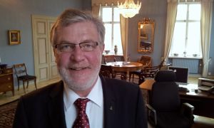 Rektor Jorma Mattinen vid Åbo Akademi tror att det framför allt är en tydlig koppling till ett yrke som snabbar upp högskolestudierna.