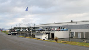Det ökande arbetskraftsbehovet på Lerøys laxanläggning tryggas med utländsk arbetskraftsinvandring. Lerøy Auroras laxslakteri i Skjervøy