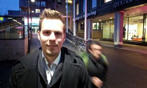 Ålänningen Johannes Sjöqvist som studerar på Hanken förstår inte de finska juridikböckerna, utan försöker istället plocka upp kunskap ur rikssvensk kurslitteratur.
