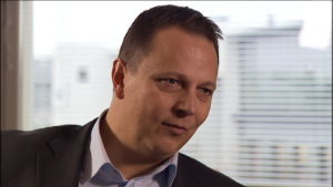 Mikko Järvinen säger att fosfaterna gör köttet saftigt. Mikko Järvinein vid HK Ruokatalo