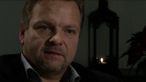 Mikael Snellman säger att köttindustrin kom enklare undan med fosfater. Mikael Snellman förklarar varför fosfater används i korv.