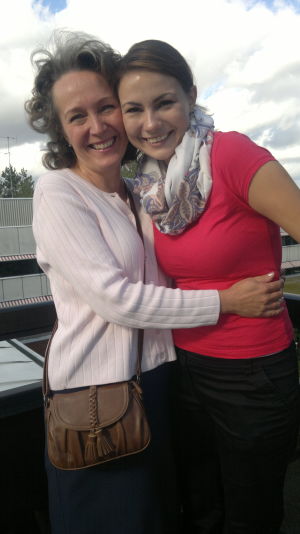 Daniela Sretenovic´ från Pargas (till hö) är ett entusiastiskt Jehovas vittne. Här med trosvännen Christine vid vittnenas landskontor Betel i Vanda. Daniela Sretenovic´ från Pargas (till hö) är ett entusiastiskt Jehovas vittne. Här med trosvännen Christine vid vittnenas landskontor Betel i Vanda.