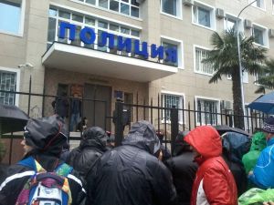 Regn utanför polisstationen i Adler där Pussy Riot-medlemmarna sitter gripna. I regmet utanför polisstationen där Pussy Riot sitter gripna.