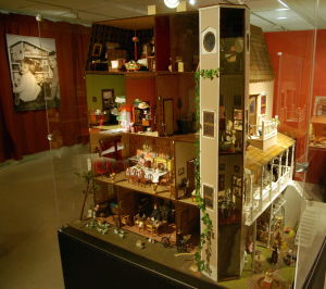 Eija Sirjonens dockskåp på Lojo museum sommaren 2013. Dockskåp, Eija Sirjonen, Lojo museum