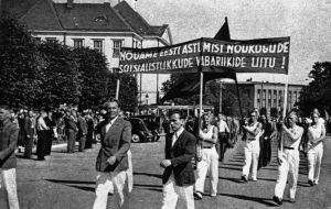 Arbetaridrottsmän marscherar i Tallinn den 17 juli 1940 och kräver Estlands anslutning till Sovjetunionen. Arbetaridrottsmän marscherar i Tallinn den 17 juli och kräver Estlands anslutning till Sovjetunionen.