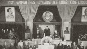 Estlands nyvalda kommunistiska parlament utropar landet till socialistisk sovjetrepublik i juli 1940. Sovjetiska soldater ses i bildens nedre kant. Estlands nyvalda kommunistiska parlament utropar landet till socialistisk sojvetrepublik sommaren 1940.