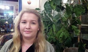 Juridikstuderande Emma Grönroos berättar att många svenskspråkiga studerande inte kan de rätta begreppen på svenska.