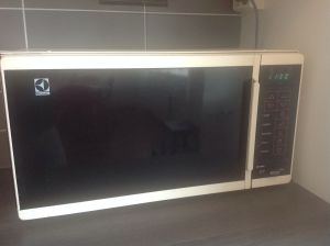 Tämä Electroluxin NF 4046 - mikroaaltouuni on palvellut perheessäni vuodesta 1988 saakka. Käytän sitä edelleen päivittäin ja ainoa hankaluus siinä on, ettei se mahdu nykykeittiöiden normimitoitettuihin mikrosyvennyksiin. Tämä Electroluxin NF 4046 - mikroaaltouuni on palvellut perheessäni vuodesta 1988 saakka. Käytän sitä edelleen päivittäin ja ainoa hankaluus siinä on, ettei se mahdu nykykeittiöiden normimitoitettuihin mikrosyvennyksiin.