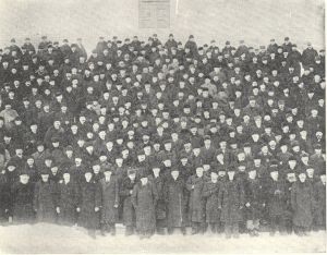 Suuren lähetystön jäsenet Nikolainkirkon portailla v. 1899. Suuren lähetystön jäsenet Nikolainkirkon portailla v. 1899.