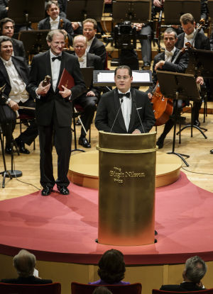 Wienin filharmonikkojen nykyinen puheenjohtaja, Andreas Grossbauer antamassa kiitospuhetta Wienin filharmonikkojen nykyinen puheenjohtaja, Andreas Grossbauer antamassa kiitospuhetta; taustalla vanha puheenjohtaja Clemens Hellsberg.