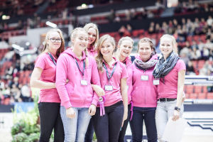 0323 tyttöjä ratsastuskilpailuissa