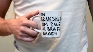 En mugg med ett både sanningsenligt och lite ovanligt budskap.