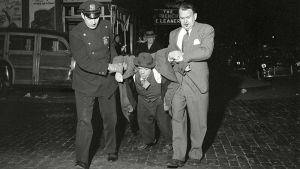 Man Being Dragged by Cops, Night Valokuva dokumenttielokuvasta Vivian Maierin salaisuus.