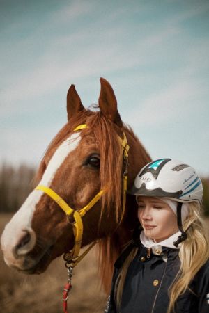 Matkaratsastaja ja hevonen