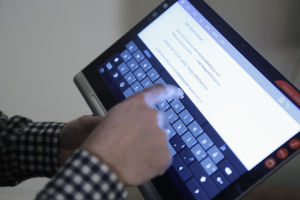 Isolla näytöllä näppäimistökin leviää turhan suureksi Yoga Tablet 2 Pro -taulutietokoneen näppäimistö