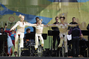 Sorin Sirkus esiintyi UMOn ja Satu Sopasen kanssa Oli kerran orkestri -konsertissa Tampereen Keskustorilla elokuussa 2005.