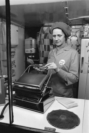 Nainen nakkikioskilla 1973