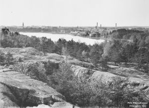 Töölönlahti ja sen takana Töölön sokeritehdas vuonna 1912 nykyisen Linnanmäen kallioilta katsottuina.. Alppilan kalliolta kuvattu näkymä Töölönlahteen.
