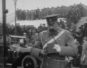 Tsaarin vierailu oli aikansa mediatapahtuma. Tsaari Nikolai II vierailu Helsingissä v. 1915. Kuvassa kuvaaja.