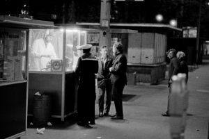Ihmisiä nakkikioskilla öisellä Rautatientorilla 1971.