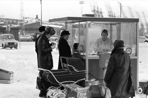Ihmisiä makkarakojun ympärillä lumisella Kauppatorilla 1970.