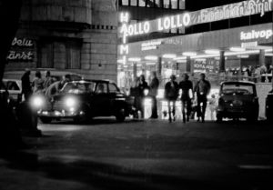 Ihmisiä öisellä Perunatorilla ylioppilastalojen välissä 1970. Ihmisiä öisellä Perunatorilla ylioppilastalojen välissä 1970.