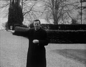 Isä Carruth kertoo omasta havainnostaan. Hän kertoo nähneensä hirviön vuonna 1940. Benediktiinimunkki isä Carruth kertoo omasta havainnostaan. Hän kertoo nähneensä hirviön vuonna 1940.