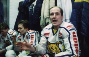 Italian liigassa pelaajavalmentajana toiminut Oksanen oli joukkueensa vanhimpana pelaajana luonnollinen valinta Ilveksen kapteeniksi 1981. Lasse Oksanen toimi 1981 Tampereen Ilveksen kapteenina.
