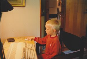 Veli oli 5-vuotias, kun hän opetteli pelaamaan. Veli Laamanen aloitti pelaamisen isoveljien Amiga 500:lla.
