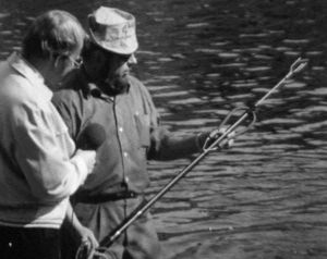 Pienoissukellusveneen harppuuna esittelyssä. Lahden järvipelastusyksikön edustaja esittelee pienoissukellusveneen harppuunaa 1970.