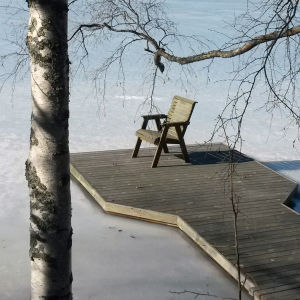 Tuoli laiturilla jäisellä jäällä.