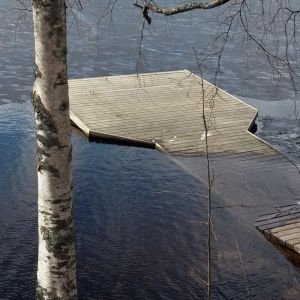 Laituri puolittain veden alla.