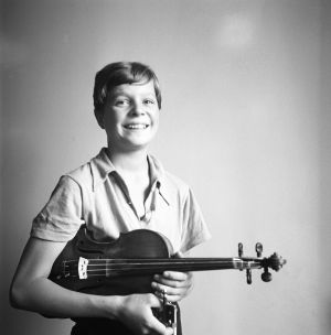 14-vuotias viulutaiteilija Heimo Haitto syyskuussa 1939