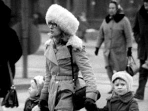 Äiti ylittää kadun lastensa kanssa (1974).