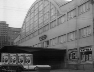 Anttilan ensimmäinen itsepalvelumyymälä sijaitsi Helsingin Tennispalatsissa Tennispalatsi vuonna 1973