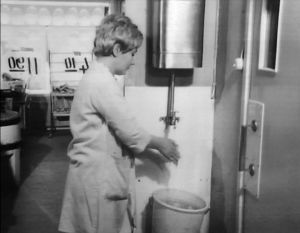 Myymälänhoitaja esitteli Elannon kaupan puutteellisia saniteettitiloja. Elannon myymälänhoitaja Marja Jääskeläinen esittelee kaupan pesutiloja